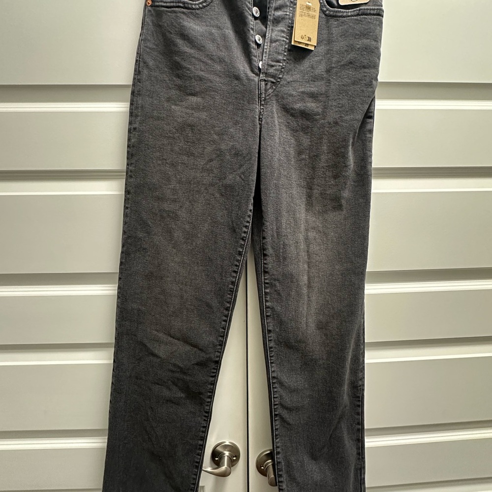 New with tags Levi’s Ribcage Straight 30x32